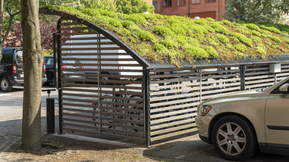 Cykelgarage med sedumtak.