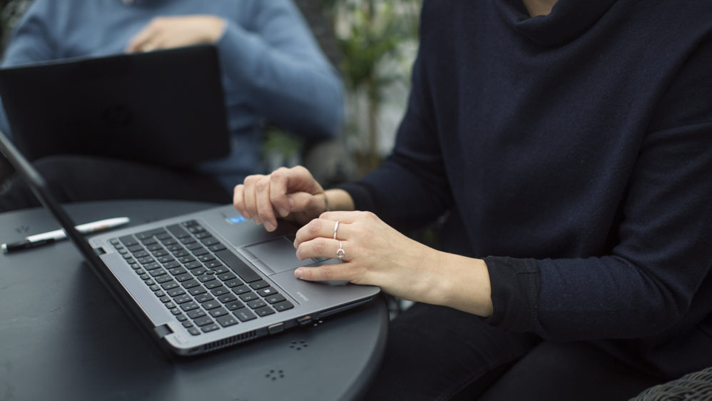 Person som sitter vid en laptop.