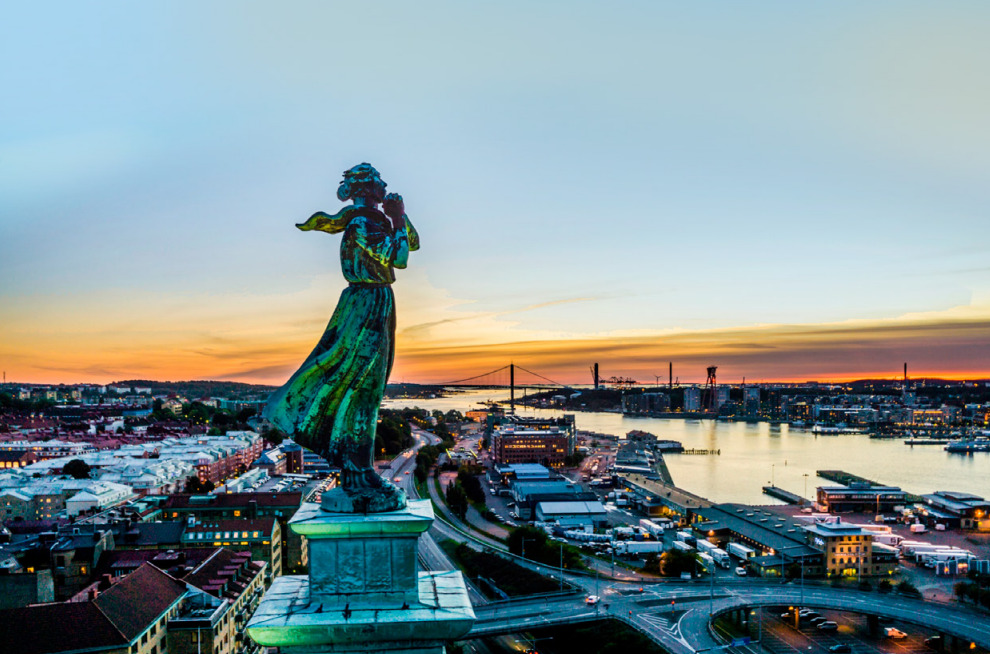 Vy över Göteborg i solnedgång med sjömanshustrun i förgrunden.