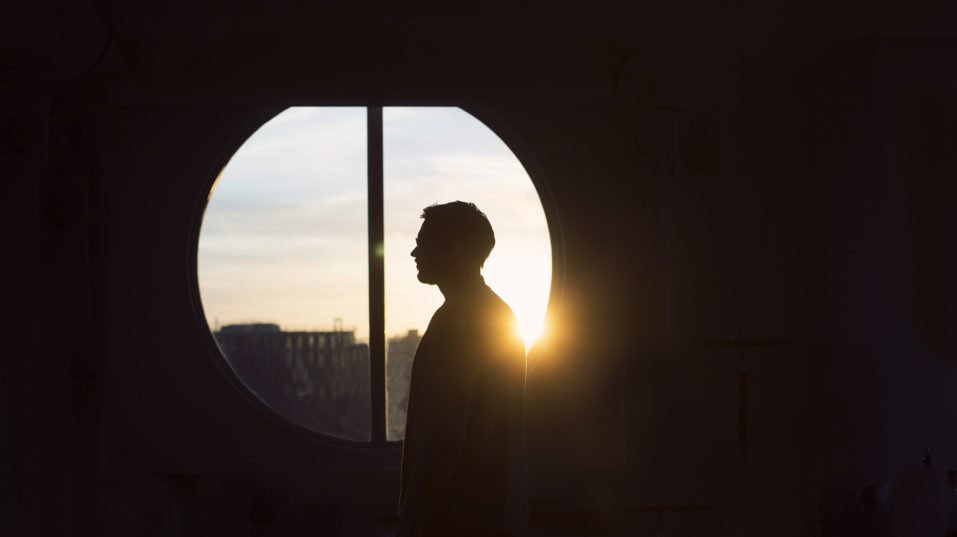 Person på kontoret framför ett fönster med utsikt över älven.