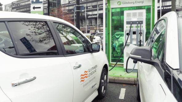 Laddning av en elbild med Älvstranden Utvecklingslogotyp på vid en laddstation på Lindholmen.