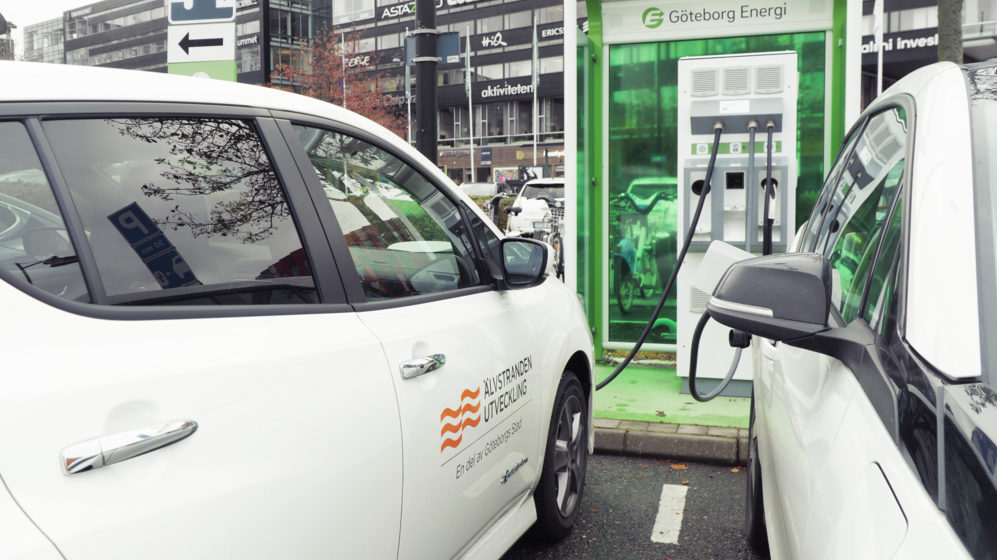 Laddning av en elbild med Älvstranden Utvecklingslogotyp på vid en laddstation på Lindholmen.
