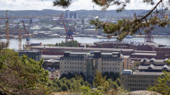 Vy över Lindholmen en sommardag.