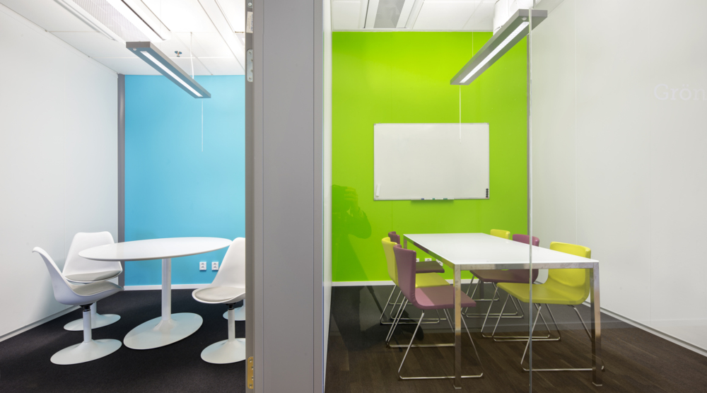 Två moderna konferensrum med färgglada väggar, Lindholmen.