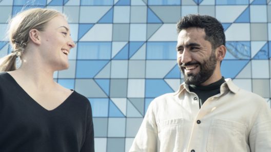 Bild på medarbetare som pratar med varandra utomhus på Lindholmen en solig dag..