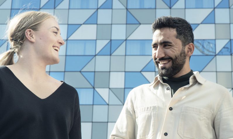 Bild på medarbetare som pratar med varandra utomhus på Lindholmen en solig dag..