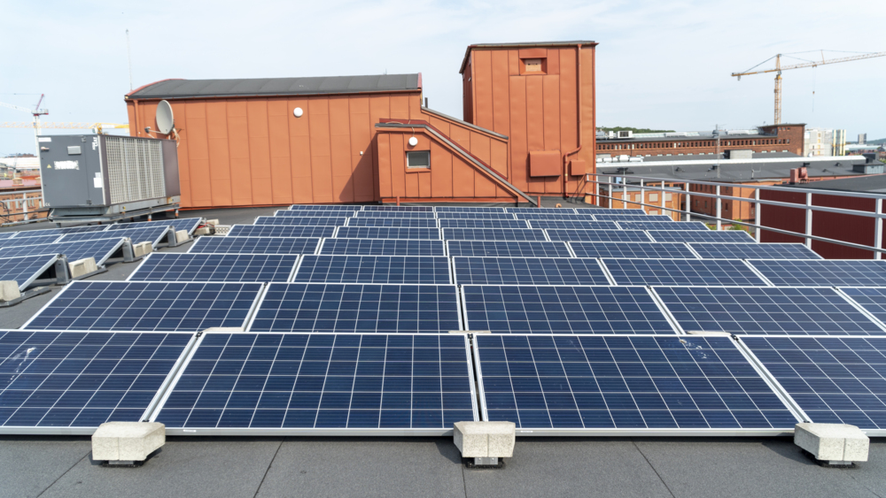 Solceller på taket på fastigheten Förrådet på Lindholmen.