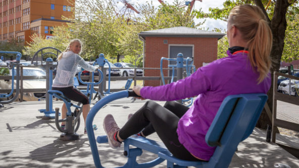 Personer tränar vid utegymmet en solig vårdag på Lindholmen.