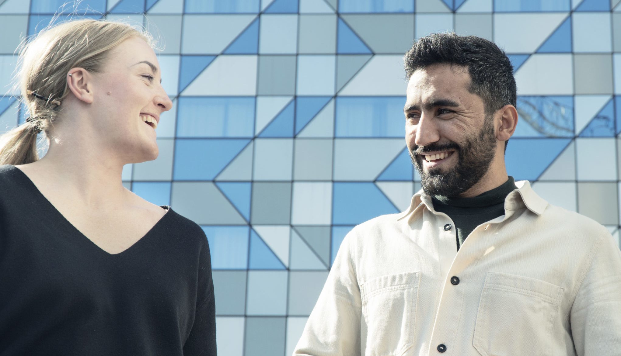 Rekryteringsbild med kvinna till vänster och två män till höger.