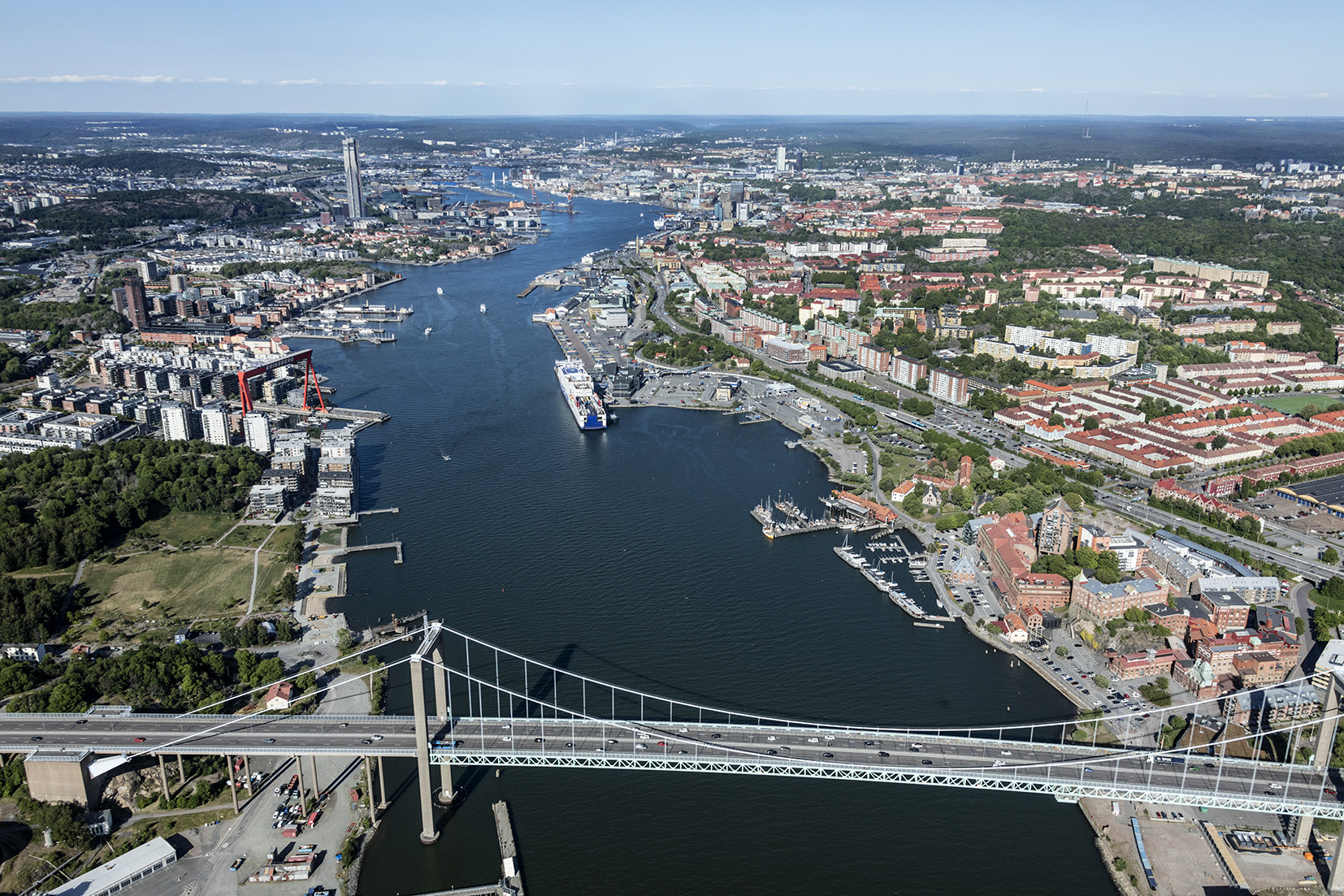 Vy bild över Göta älv in över Göteborg, Älvsborgsbron i förgrunden och man ser Eriksberg, LIndholmen samt Södra Älvstranden.